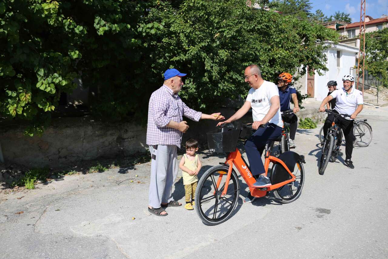 Başkan Kavuş bisikletiyle Konya sokaklarında! Meram’ın güzellerine pedal çevirdi 3